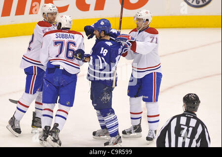 Febbraio 11, 2012 - Toronto, Ontario, Canada - Montreal Canadiens defenceman P.K. Subban (76) e Toronto Maple Leafs avanti Mike Brown (18) nel primo periodo azione a Air Canada Centre. (Credito Immagine: © Keith Hamilton/Southcreek/ZUMAPRESS.com) Foto Stock