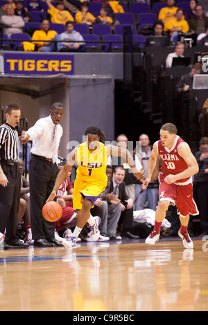 Febbraio 11, 2012 - Baton Rouge, Louisiana, Stati Uniti d'America - Alabama Head Coach Anthony Grant guarda come LSU Tiger guard Anthony Hickey (1) trascina verso il basso la corte. La LSU sconfigge Alabama 67-58. (Credito Immagine: © Giuseppe Bellamy/Southcreek/ZUMAPRESS.com) Foto Stock