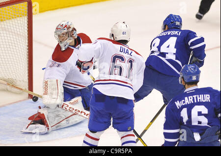 Febbraio 11, 2012 - Toronto, Ontario, Canada - Montreal Canadiens goalie Carey prezzo (31) ha il puck spegne il posto dietro di lui nel terzo periodo azione a Air Canada Centre. Montreal Canadiens sconfitto il Toronto Maple Leafs 5 - 0. (Credito Immagine: © Keith Hamilton/Southcreek/ZUMAPRESS.com) Foto Stock