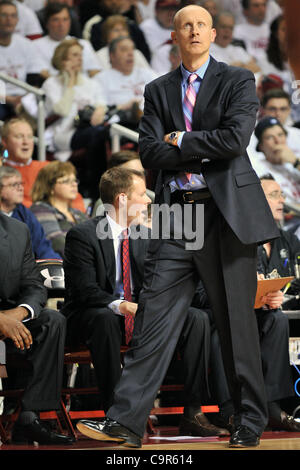 Febbraio 11, 2012 - Philadelphia, Pennsylvania, Stati Uniti - Xavier Head Coach Chris Mack sull'emarginare durante il NCAA pallacanestro tra il Tempio di gufi e Xavier Moschettieri e Tempio di gufi al Liacouras Center di Philadelphia. Tempio beat Xavier 85-72. (Credito Immagine: © Ken Inness/Southcreek/ Foto Stock