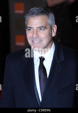 Londra, UK, 12/02/2012 George Clooney arriva per gli Orange British Academy Film Awards (BAFTA) Royal Opera House, Covent Garden, a Londra Foto Stock