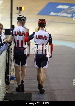 Febbraio 12, 2012 - Carson, California, Stati Uniti - Il Team USA i piloti tandem non vedenti CLARK RACHFAL aiutato dal pilota di DAVE SWANSON al 2012 UCI Para-pista ciclabile Campionati del Mondo presentato da Samsung al velo al centro sportivo al Home Depot Center di Carson. World Champions incoronato in uomini e donne Foto Stock