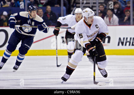 Febbraio 12, 2012 - Columbus, Ohio, Stati Uniti - Anaheim Ducks center Ryan Getzlaf (15) pattini attraverso la zona di folle nel primo periodo di gioco tra Anaheim Ducks e Columbus Giacche Blu di Nationwide Arena, Columbus, Ohio. (Credito Immagine: © Scott Stuart/Southcreek/ZUMAPRESS.com) Foto Stock