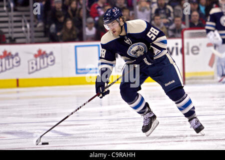 Febbraio 12, 2012 - Columbus, Ohio, Stati Uniti - Columbus Giacche Blu defenceman David Savard (58) prende il controllo del puck nel secondo periodo di gioco tra Anaheim Ducks e Columbus Giacche Blu di Nationwide Arena, Columbus, Ohio. (Credito Immagine: © Scott Stuart/Southcreek/ZUMAPRESS.com) Foto Stock