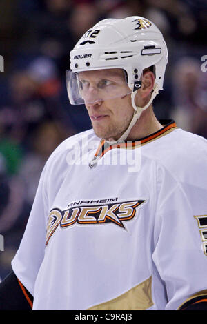 Febbraio 12, 2012 - Columbus, Ohio, Stati Uniti - Anaheim Ducks defenceman Toni Lydman (32) durante un timeout nel secondo periodo di gioco tra Anaheim Ducks e Columbus Giacche Blu di Nationwide Arena, Columbus, Ohio. (Credito Immagine: © Scott Stuart/Southcreek/ZUMAPRESS.com) Foto Stock