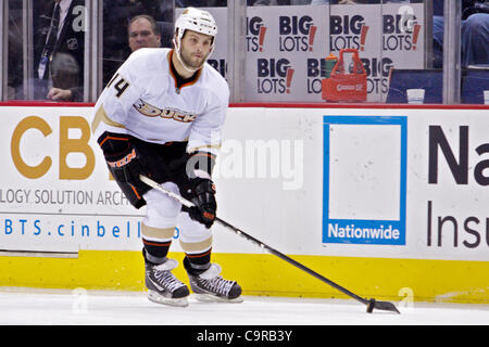 Febbraio 12, 2012 - Columbus, Ohio, Stati Uniti - Anaheim Ducks asta di centro Pelley (14) cerca qualcuno a passare il puck nel terzo periodo di gioco tra Anaheim Ducks e Columbus Giacche Blu di Nationwide Arena, Columbus, Ohio. (Credito Immagine: © Scott Stuart/Southcreek/ZUMAPRESS.com) Foto Stock