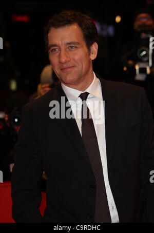 CLIVE OWEN BALLERINO SHADOW PREMIERE IL FESTIVAL DEL CINEMA DI BERLINO 2012 Berlinale Palast POTSDAMER PLATZ BERLINO GERMANIA 12 Febbraio 2012 Foto Stock