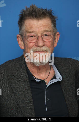 JOHN HURT JAYNE MANSFIELD AUTO PHOTOCALL IL FESTIVAL DEL CINEMA DI BERLINO 2012 IL GRAND HYATT POTSDAMER PLATZ BERLINO GERMANIA 13 Februa Foto Stock