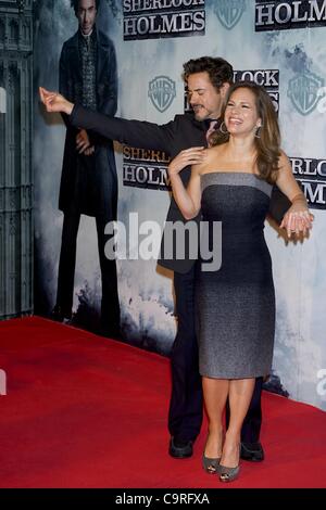 Gen 13, 2010 - Madrid, Spagna - noi l'attore Robert Downey Jr e sua moglie, produttore statunitense Susan Downey rappresentano per i fotografi prima allo spagnolo della premiere del film Sherlock Holmes in Madrid Gennaio 130, 2010 (credito Immagine: © Jack Abuin/ZUMAPRESS.com) Foto Stock