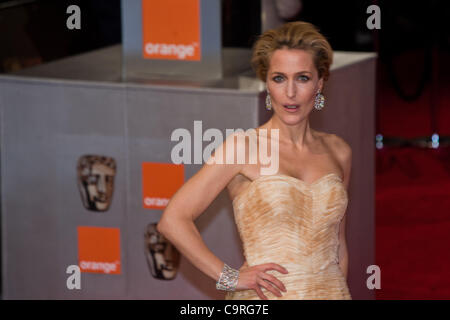 Londra, UK, 12/02/2012. Actrice americano, Gillian Anderson, arriva sul tappeto rosso per assistere al 2012 BAFTAs Foto Stock