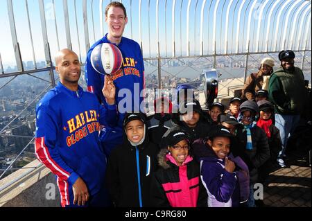 Febbraio 13, 2012 - Manhattan, New York, Stati Uniti - Harlem Globetrotter di tempo di volo di Lang e il compagno di squadra Harlem Globetrotter e più alte del mondo giocatore di basket la misura di 7 piedi 8 pollici Paolo ''tiny'' STURGESS tour l'Empire State Building a tip off ''Globetrotter settimana'' e celebrare la squadra di 86 anno Foto Stock