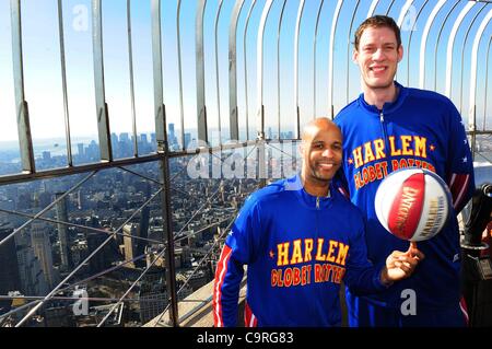 Febbraio 13, 2012 - Manhattan, New York, Stati Uniti - Harlem Globetrotter di tempo di volo di Lang e il compagno di squadra Harlem Globetrotter e più alte del mondo giocatore di basket la misura di 7 piedi 8 pollici Paolo ''tiny'' STURGESS tour l'Empire State Building a tip off ''Globetrotter settimana'' e celebrare la squadra di 86 anno Foto Stock