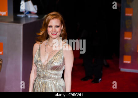 Londra, UK, 12/02/2012. Attrice Jessica Chastain, arrivando sul tappeto rosso per assistere al 2012 BAFTAs Foto Stock