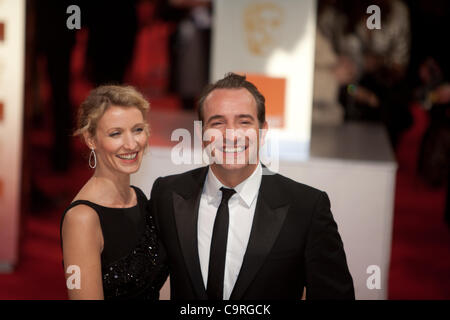 Londra, UK, 12/02/2012. Attore francese Jean Dujardin) e sua moglie, l'attrice francese Alexandra Lamy, arrivando a lui 2012 BAFTAs Foto Stock