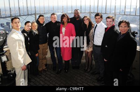 Febbraio 13, 2012 - Manhattan, New York, Stati Uniti - Attrice Holly Robinson Peete e marito/NFL star Rodney Peete, celebrity event designer Colin Carmagnola, e quattro coppie di tutta l'America che ha vinto la diciottesima edizione Empire State Building il giorno di San Valentino concorso di nozze luce l'Empire State Building a calci Foto Stock