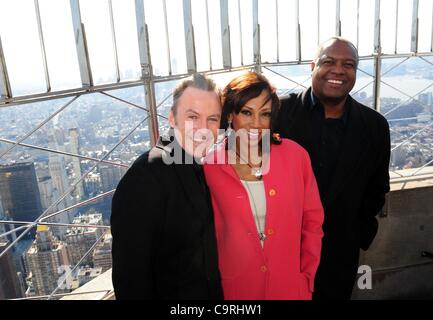 Febbraio 13, 2012 - Manhattan, New York, Stati Uniti - Attrice HOLLY ROBINSON PEETE e marito/NFL star RODNEY PEETE, celebrity event designer COLIN CARMAGNOLA, e quattro coppie di tutta l'America che ha vinto la diciottesima edizione Empire State Building il giorno di San Valentino concorso di nozze luce l'Empire State Building a calci Foto Stock