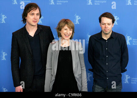 Febbraio 14, 2012 - Berlino, Germania - (da sinistra) attore LARS EIDINGER, attrice CORINNA HARFOUCH e direttore haus-SCMID cristiana pone per i fotografi al photocall per il film ''Was bleibt/a casa per il fine settimana'' durante il 62° Festival Internazionale del Cinema di Berlino Berlinale. (Credito Immagine: © Aristi Foto Stock