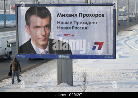 Febbraio 06,2012. San Pietroburgo, Russia. Nella foto: street billboard del miliardario russo e candidato presidenziale Mikhail Prokhorov. Foto Stock