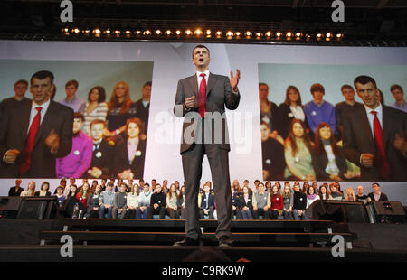 Febbraio 11,2012. San Pietroburgo, Russia. Nella foto: miliardario russo e candidato presidenziale Mikhail Prokhorov all'incontro con le giovani potenziali elettori di San Pietroburgo. Foto Stock