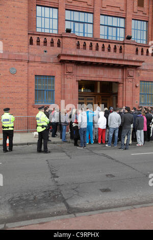 Ibrox Stadium, Edmiston Drive, Ibrox, Glasgow, Scozia, Regno Unito, martedì, 14 febbraio, 2012. Tifosi fuori Ibrox Park, sede del Rangers Football Club Foto Stock