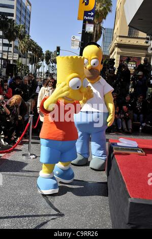 Bart Simpson carattere, Homer Simpson personaggio alla cerimonia di induzione per la stella sulla Hollywood Walk of Fame per Matt Groening, Hollywood Boulevard, Los Angeles, CA, il 14 febbraio 2012. Foto Da: Michael Germana/Everett Collection Foto Stock
