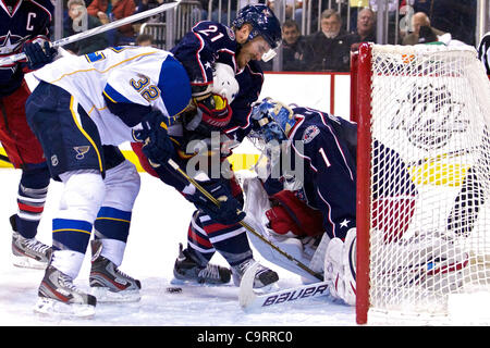 Febbraio 14, 2012 - Columbus, Ohio, Stati Uniti - Columbus Giacche Blu defenceman James Wisniewski (21) ottiene St. Louis Blues ala sinistra Chris Porter (32) in un blocco di testa di tenere lui di urtare il puck passato Columbus Giacche Blu goalie Steve Mason (1) nel primo periodo di gioco tra il St. Louis Blue Foto Stock