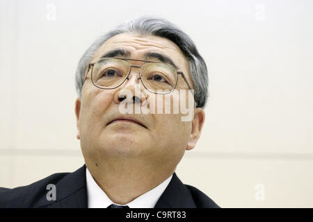 Febbraio 13, 2012 - Tokyo, Giappone - Presidente della Tokyo Electric Power Co. (Tepco) TOSHIO NISHIZAWA partecipa a una conferenza stampa presso la sede aziendale a Tokyo in Giappone. (Credito Immagine: © Akira Suzuki Jana/press/ZUMAPRESS.com) Foto Stock