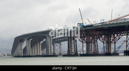 Febbraio 13, 2012 - San Francisco, CA, Stati Uniti d'America - La nuova sezione del ponte della baia di San Francisco nella baia di San Francisco è stato lentamente attraversando la baia da Oakland CA lato come sen Lunedì 13 Febbraio, 2012. Oltre al presidente weekend di vacanza le corsie in direzione ovest del ponte sarà chiuso come funzionano Foto Stock