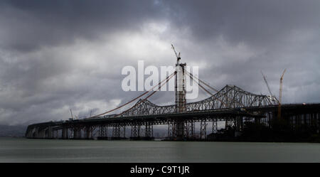 Febbraio 13, 2012 - San Francisco, CA, Stati Uniti d'America - La nuova sezione del ponte della baia di San Francisco nella baia di San Francisco è stato lentamente attraversando la baia da Oakland CA lato come sen Lunedì 13 Febbraio, 2012. Oltre al presidente weekend di vacanza le corsie in direzione ovest del ponte sarà chiuso come funzionano Foto Stock