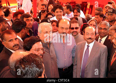 Una foto di gruppo del Sindh Chief Minister, Syed Qaim Ali Shah, assemblea provinciale altoparlante, Nisar Ahmed Khoro e altri durante le sue visite a elezioni provinciali ufficio della Commissione a Karachi il giovedì, 16 febbraio 2012. Foto Stock