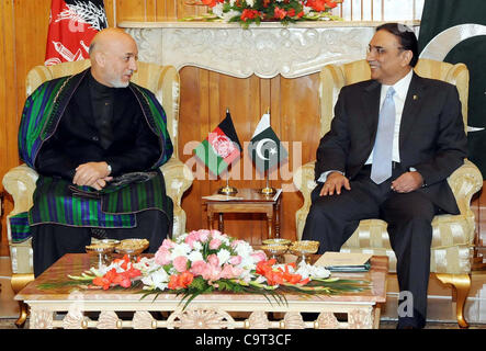 Presidente Asif Ali Zardari di scambi di opinioni con il suo omologo afgano, Hamid Karzai durante la riunione a Aiwan-e-Sadr a Islamabad su giovedì 16 febbraio 2012. Foto Stock