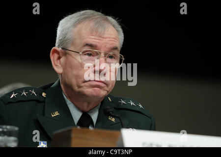 Febbraio 16, 2012 - Washington D.C, U.S. - Defence Intelligence Agency Direttore Lt. Gen. RONALD BURGESS testimonia davanti al Senato le forze armate audizione del Comitato sulle minacce a livello mondiale. (Credito Immagine: © James Berglie/ZUMAPRESS.com) Foto Stock