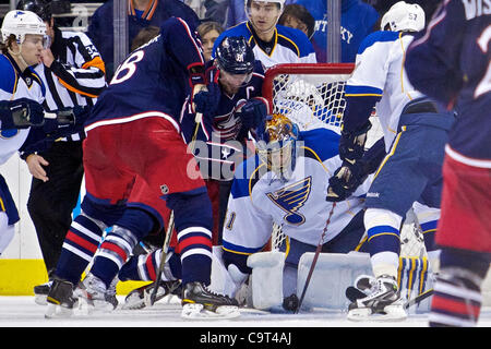 Febbraio 14, 2012 - Columbus, Ohio, Stati Uniti - San Louis Blues ala sinistra David Perron (57) tenta di capovolgere il puck in allontanamento dalla parte anteriore della rete nel terzo periodo di gioco tra il St. Louis Blues e Columbus Giacche Blu di Nationwide Arena, Columbus, Ohio. (Credito Immagine: © Scott Stuart/Southcreek/Z Foto Stock