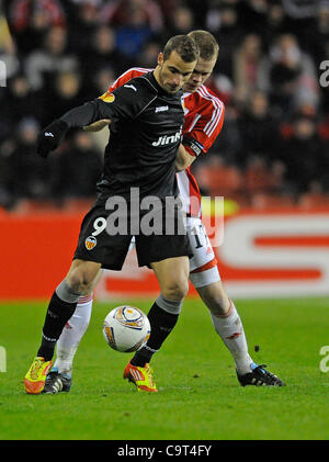 Valencia No.8 Sofiane Feghouli e Stoke City No.17 Ryan Shawcross Stoke City v Valencia. UEFA Europa League. Britannia Stadium, Stoke-on-Trent, Inghilterra. 16/02/2012 ©Stuart Crump/SCFotos Foto Stock