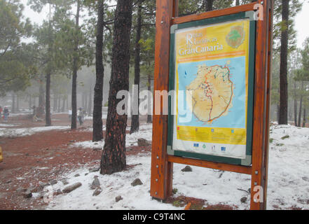 Neve a Pico de las Nieves, il punto più alto di Gran Canaria (1949m), Isole Canarie, Spagna, giovedì 16 febbraio, 2012. Lo stesso giorno le persone sono state prendendo il sole sulla spiaggia a Playa del Ingles. Foto Stock