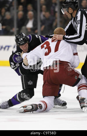 Febbraio 16, 2012 - Los Angeles, California, Stati Uniti - LA Kings Colin Fraser (24) combatte con Phoenix Coyote Raffi Torres (37) nel primo periodo di azione. Il Coyote e Re sono legato 0-0 dopo il primo periodo. (Credito Immagine: © Josh Cappella/Southcreek/ZUMAPRESS.com) Foto Stock