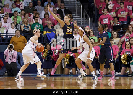 Febbraio 12, 2012 - South Bend, Indiana, Stati Uniti - Notre Dame guard Brittany Mallory (#22) fa spostare alla corsia in West Virginia avanti Jess Harlee (#14) difende nella prima metà azione di NCAA donna gioco di basket tra West Virginia e la Cattedrale di Notre Dame. Il West Virginia alpinisti di sconvolgere le notre Foto Stock