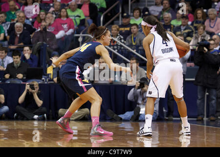 Febbraio 12, 2012 - South Bend, Indiana, Stati Uniti - Notre Dame guard Skylar Diggins (#4) dribbling la sfera come West Virginia avanti Jess Harlee (#14) difende nella prima metà azione di NCAA donna gioco di basket tra West Virginia e la Cattedrale di Notre Dame. Il West Virginia alpinisti di turbare il Notre Dame Fightin Foto Stock