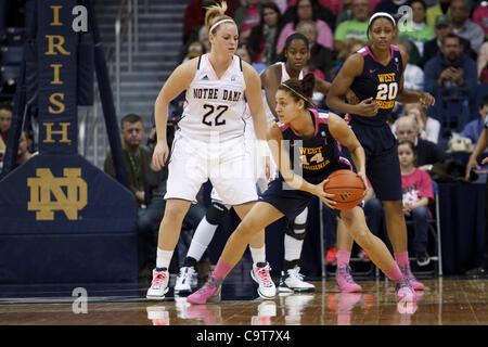 Febbraio 12, 2012 - South Bend, Indiana, Stati Uniti - West Virginia avanti Jess Harlee (#14) cerca di passare la palla come Notre Dame guard Brittany Mallory (#22) difende nella seconda metà azione di NCAA donna gioco di basket tra West Virginia e la Cattedrale di Notre Dame. Il West Virginia alpinisti di turbare il Notre Dam Foto Stock