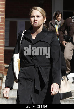 Febbraio 7, 2012 - Charlottesville, Virginia, Stati Uniti - Charlottesville, VA - 07 febbraio: George Huguely della madre Marta Murphy passeggiate al di fuori del circuito di Charlottesville Courthouse durante il suo figlio George Huguely in prova. Huguely è stata caricata nel maggio 2010 la morte della sua fidanzata Yeardley Amore. Ella Foto Stock