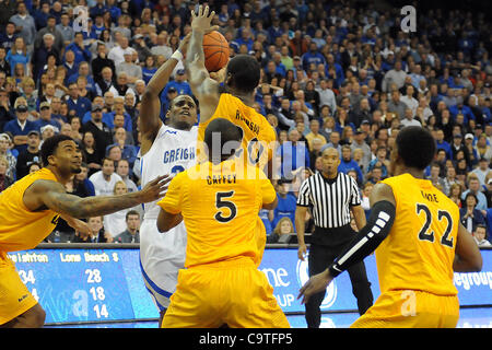 Febbraio 19, 2012 - Omaha, Nebraska, Stati Uniti - Creighton guard Antoine giovani (30) prende il gioco colpo vincente con meno di un secondo per andare come Creighton sconfitto Long Beach Stato 81-79 in un gioco di BracketBuster ha suonato presso il Centro CenturyLink in Omaha, Nebraska. (Credito Immagine: © Steven Branscombe/Southcreek/ Foto Stock