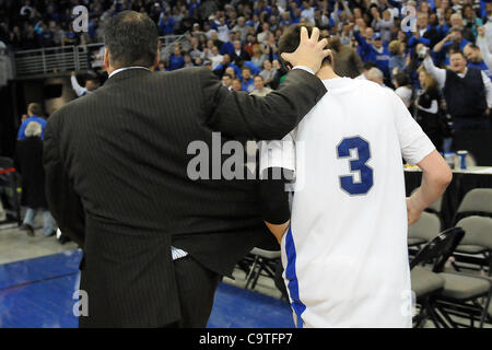 Febbraio 19, 2012 - Omaha, Nebraska, Stati Uniti - Creighton head coach Greg McDermott e suo figlio Creighton avanti Doug McDermott (3) a piedi dalla corte dopo la Creighton ha preso un due punti di vantaggio. I team sono stati chiamati torna alla corte di svolgere l'ultima .3 secondi, ma Creighton sconfitto Long Beach Stato 81-79 in Foto Stock