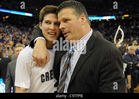 Febbraio 19, 2012 - Omaha, Nebraska, Stati Uniti - Creighton head coach Greg McDermott e suo figlio Creighton avanti Doug McDermott (3) a piedi dalla corte dopo la Creighton ha preso un due punti di vantaggio. I team sono stati chiamati torna alla corte di svolgere l'ultima .3 secondi, ma Creighton sconfitto Long Beach Stato 81-79 in Foto Stock