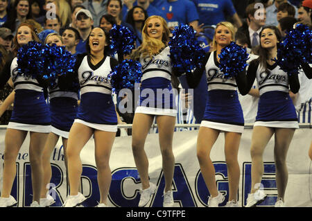 Febbraio 18, 2012 - Omaha, Nebraska, Stati Uniti - La Creighton cheerleaders aveva ottimi motivi per rallegrarsi come Creighton sconfitto Long Beach Stato 81-79 in un gioco di BracketBuster ha suonato presso il Centro CenturyLink in Omaha, Nebraska. (Credito Immagine: © Steven Branscombe/Southcreek/ZUMApress.com) Foto Stock