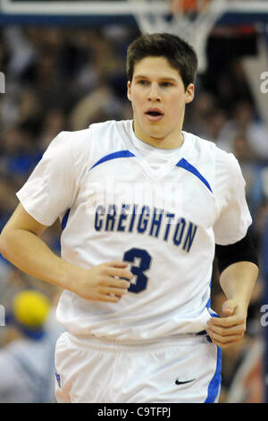 Febbraio 18, 2012 - Omaha, Nebraska, Stati Uniti - Creighton avanti Doug McDermott (3) finito con un gioco di alta 36 punti come Creighton sconfitto Long Beach Stato 81-79 in un gioco di BracketBuster ha suonato presso il Centro CenturyLink in Omaha, Nebraska. (Credito Immagine: © Steven Branscombe/Southcreek/ZUMApress.com) Foto Stock