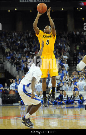 Febbraio 18, 2012 - Omaha, Nebraska, Stati Uniti - Long Beach Stato guard Mike Caffey (5) aveva cinque punti come Creighton sconfitto Long Beach Stato 81-79 in un gioco di BracketBuster ha suonato presso il Centro CenturyLink in Omaha, Nebraska. (Credito Immagine: © Steven Branscombe/Southcreek/ZUMApress.com) Foto Stock