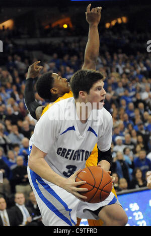 Febbraio 19, 2012 - Omaha, Nebraska, Stati Uniti - Creighton avanti Doug McDermott (3) va per due del suo gioco alto 36 punti. Creighton sconfitto Long Beach Stato 81-79 in un gioco di BracketBuster ha suonato presso il Centro CenturyLink in Omaha, Nebraska. (Credito Immagine: © Steven Branscombe/Southcreek/ZUMApress.com) Foto Stock