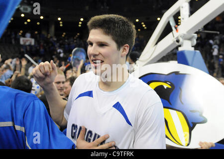 Febbraio 19, 2012 - Omaha, Nebraska, Stati Uniti - Creighton avanti Doug McDermott (3) cheers con gli studenti dopo la Creighton sconfitto Long Beach Stato 81-79 in un gioco di BracketBuster ha suonato presso il Centro CenturyLink in Omaha, Nebraska. (Credito Immagine: © Steven Branscombe/Southcreek/ZUMApress.com) Foto Stock