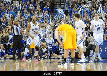 Febbraio 19, 2012 - Omaha, Nebraska, Stati Uniti - Creighton center Gregorio Echenique (00) e Creighton guard concedere Gibbs (10) reagiscono alla chiamata dando il Bluejays la palla con il punteggio legato e a meno di un minuto per andare nel gioco. Creighton sconfitto Long Beach Stato 81-79 in un gioco di BracketBuster giocato un Foto Stock