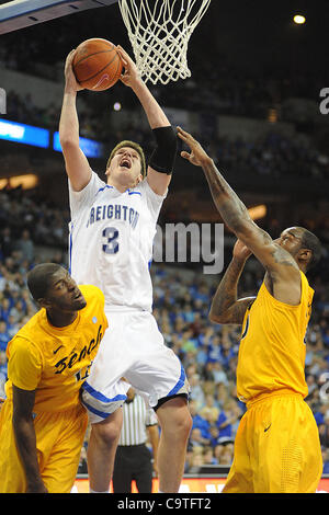 Febbraio 18, 2012 - Omaha, Nebraska, Stati Uniti - Creighton avanti Doug McDermott (3) ha portato tutti i punteggi con 36 punti come Creighton sconfitto Long Beach Stato 81-79 in un gioco di BracketBuster ha suonato presso il Centro CenturyLink in Omaha, Nebraska. (Credito Immagine: © Steven Branscombe/Southcreek/ZUMApress.com) Foto Stock